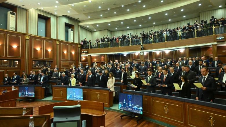 Konstituimi i Kuvendit të Kosovës, Presidentja Osmani uron Albulena Haxhiun dhe nënkryetarët e zgjedhur