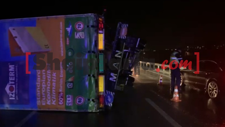 Korçë/ Shkëputet rimorkio nga kamioni dhe godet një automjet, bllokohet rruga nacionale