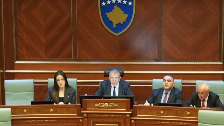Më i vjetri në moshë, Avni Dehari drejton seancës për konstituimin e Kuvendit të Kosovës