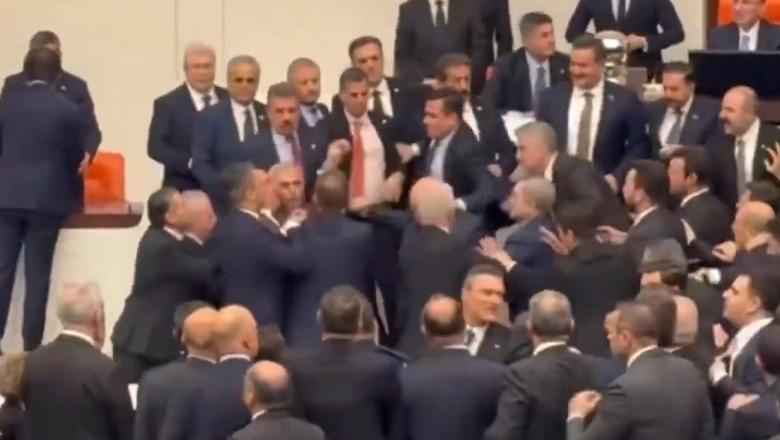 VIDEO/ Plas grushti në Parlamentin e Turqisë, deputeti Mahmut Tanal dëmtohet në hundë dhe dërgohet në spital