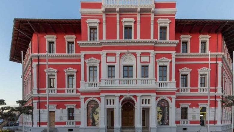 Prokuroria ‘zbarkon’ në Bashkinë e Vlorës, hetime për paga fiktive dhe administrimin e plazheve