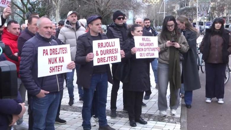 Banorët e Rrjollit dhe të Durrësit protestë përpara Kuvendit, kërkojnë mbrojtje nga deputetët për pronat e tyre