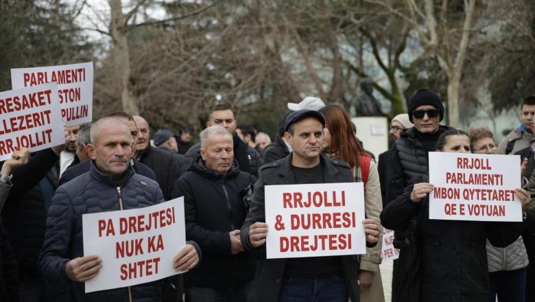 Banorët e Rrjollit dhe të Durrësit protestë përpara Kuvendit, kërkojnë mbrojtje nga deputetët për pronat e tyre! U bashkohen Shehaj dhe Muçi