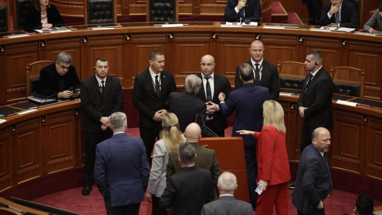 LIVE TV- Debate për Ballukun në Kuvend, deputetët e PD bllokojnë foltoren sapo i ndërpritet fjala Berishës