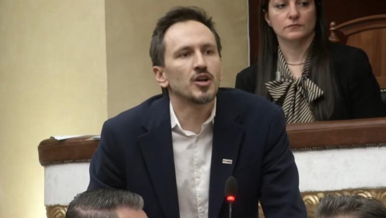 Redi Muçi i drejtohet PS: Jeni bërë të pamëshirshëm, jepni dorëheqjen dhe ftoni protestuesit në seancë! Ruhuni nga urrejtja e popullit