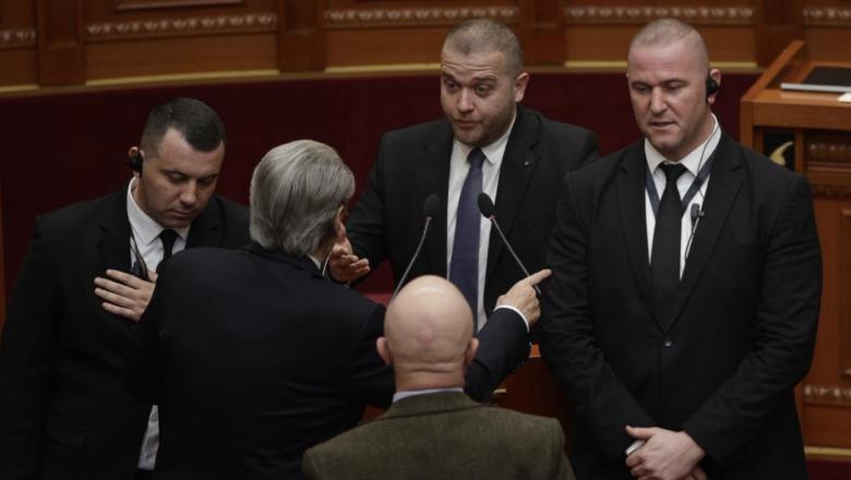 Berisha i shkon deputetit të PS në foltore, tenton t’i bllokojë mikrofonët: Mbrojtës i Ballukut! Bido: Kush të pagoi për t’ia shitur naftën serbëve?