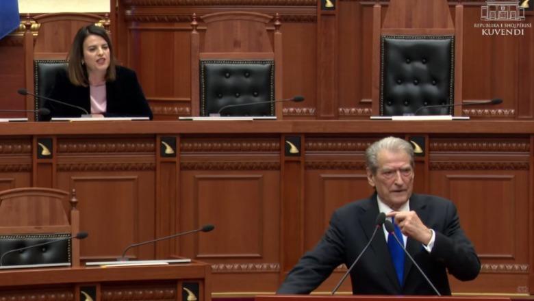 U sulmuan me molotov gjatë protestës/ Berisha: Asnjë polic nuk kishte në urgjencë, gënjeshtra