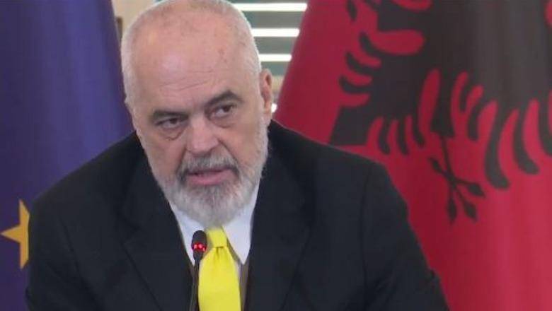 Rama batuta gjatë prezantimit të programit për konkursin ndërkombëtar të Qendrës së Drejtësisë: Jemi si ndërtime gjysmë pa leje dhe gjysmë me leje