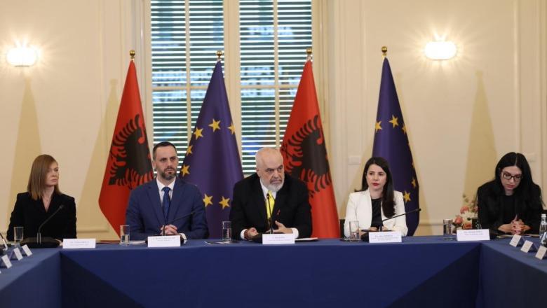 Rama batuta gjatë prezantimit të programit për konkursin ndërkombëtar të Qendrës së Drejtësisë: Jemi si ndërtime gjysmë pa leje dhe gjysmë me leje