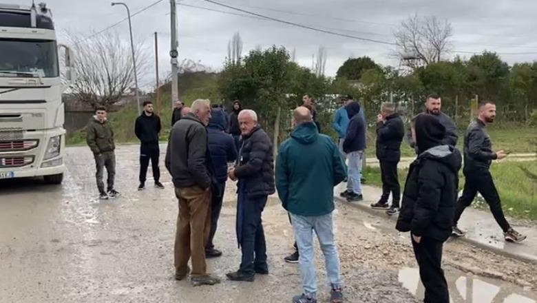 Banorët e fshatit Luz të Fushë-Krujës sërish në protestë për rrugën: Do të bllokojmë kamionët! Bëjnë gati peticionin për ARRSH