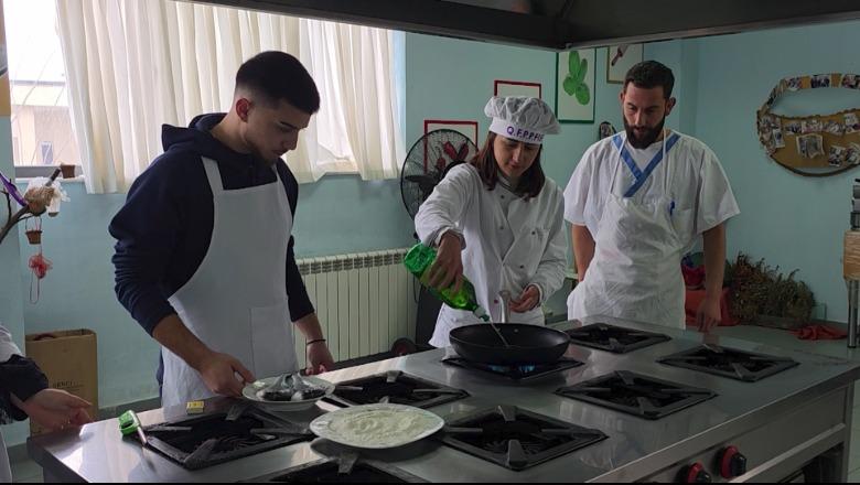 Fier/ Nis regjistrimi për kurset profesionale, Naço: Numri i tw interesuarve po rritet! Regjistrimi është falas për të papunët