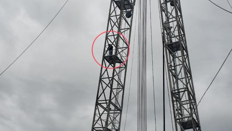 Dy muaj pa marrë pagën, punëtorja e pastrimit në Kuçovë tenton vetëvrasjen! Ngjitet në kullën më të lartë të ish-Uzinës: Më hoqën nga puna