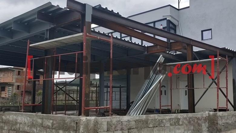 'Shkelje e rregullave të mbrojtjes në punë' Policia arreston 2 kontraktorët e 50 vjeçarit që ra nga skela në Berat
