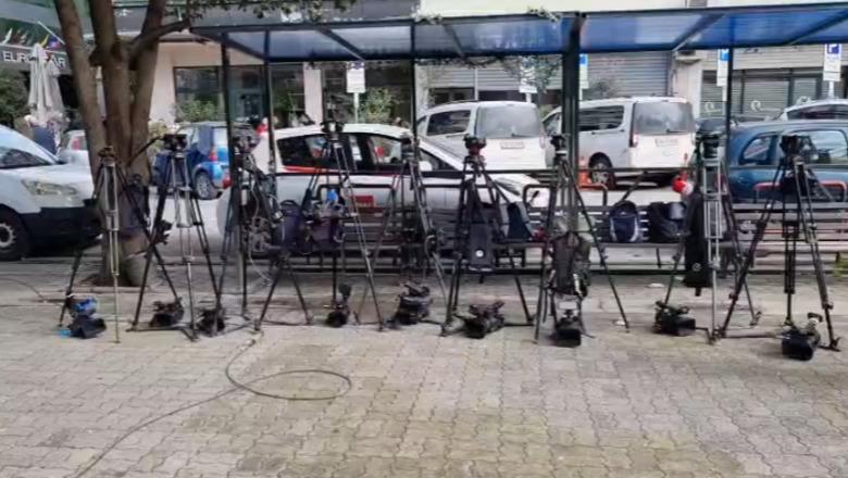 Operatori u përfshi nga flakët në protesën e Berishës/ Kolegët ulin kamerat në shenjë proteste para SPAK, nuk do filmojnë përfaqësues të PD-së