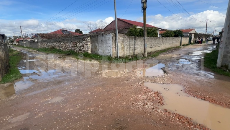 Banorët e Daullasit në Fier protestojnë për rrugën e shkatërruar: Taksat i paguajmë, por investime nuk shohim!