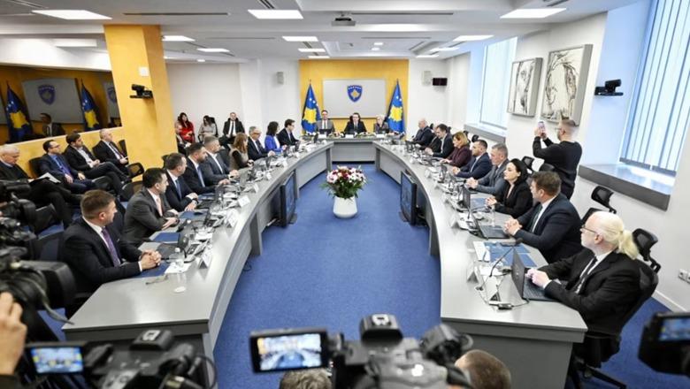 Kosovë/ ‘Kurti 3’ - nga zotimi për reduktim te zgjerimi i kabinetit