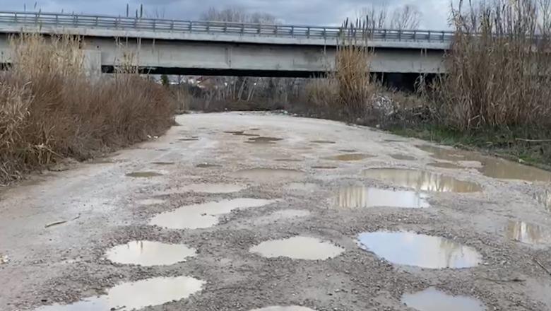 Banorët e Daullasit në Fier protestojnë për rrugën e shkatërruar: Taksat i paguajmë, por investime nuk shohim!