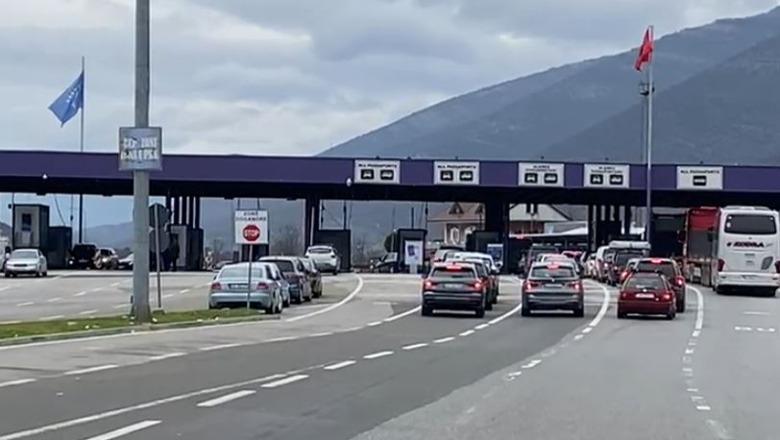 Shqipëria destinacioni i qytetarëve të Kosovës për Shën Valentinin! Fluks automjetesh në Morinë