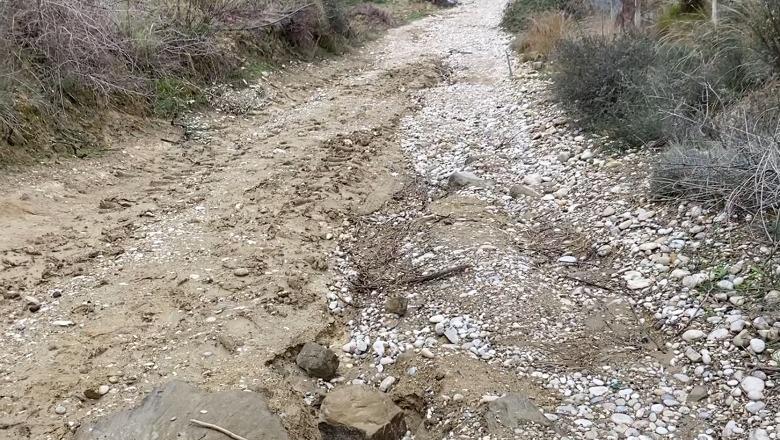 Fier/ Rruga e varrezave në fshatin Cakran të Ri e degraduar, banorët e zonës: I marrim të ndjerët në krah për t’i çuar drejt banesës së fundit