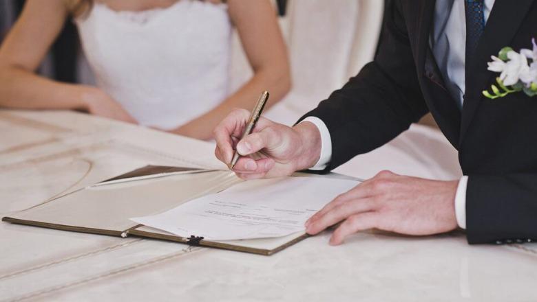 Nga ndjenja te kontrata, si po rriten marrëveshjet paramartesore te çiftet shqiptare