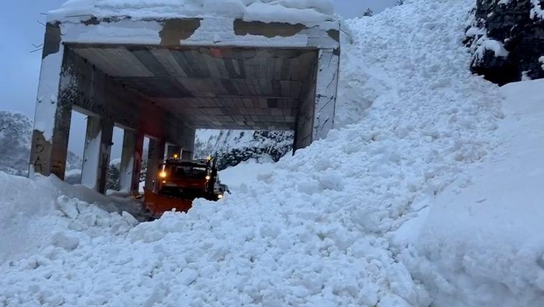 Shkodër/ Bllokohet qarkullimi në aksin Qafë Thore-Theth, shkak rënia e ortekëve të dëborës