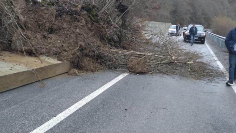 Rrëshqitjet e dheut, shembet muri pritës në segmentin rrugor Maliq–Lozhan! Vështirësi në qarkullimin e mjeteve