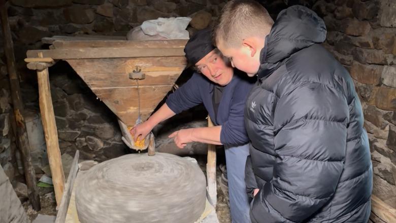 “Isha shumë e vogël kur shkova në mulli për herë të parë”, 70-vjeçarja nga Puka ‘ngrin’ kohën, ruan ende traditën që po venitet