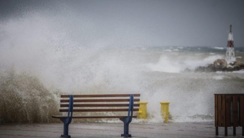 Stuhitë e forta dhe pluhuri Afrikan godasin Greqinë, pezullohet lundrimi në të gjithë vendin