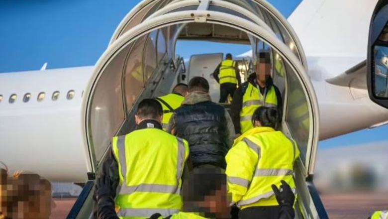 Emigranti egjiptian gëlltit baterinë e cigares elektronike për të ndalur deportimin, anulohet fluturimi nga Tirana në Egjipt