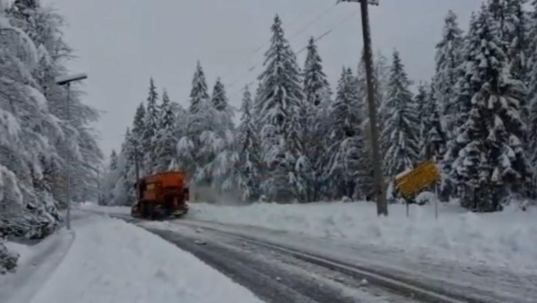 Reshje dëbore në veri e juglindje të vendit, ARRSH: Pothuajse të gjitha akset të kalueshme, mbetet e bllokuar vetëm Qafë Thora