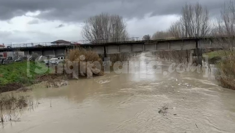 Reshjet e shiut/ Lumi Ishëm del nga shtrati në fshatin Murqinë të Fushë Krujës! Izolohet një lagje