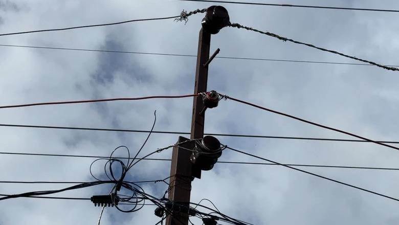 Probleme me energjinë elektrike në Barbullojë të Lezhës, 17 familje pa drita! Banorët: Luhatjet e tensionit na kanë djegur edhe pajisjet elektroshtëpiake