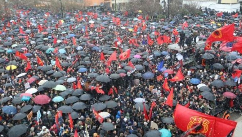 Mijëra njerëz në Prishtinë kërkojnë drejtësi për ish komandantët e UÇK-së (FOTO)