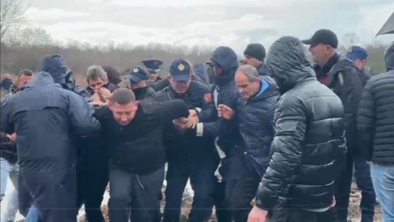 Banorët e Rrjollit sërish në protestë kundër resortit të Bashkim Ulajt, përplasje me policinë: Do hyjmë në grevë urie përpara SPAK