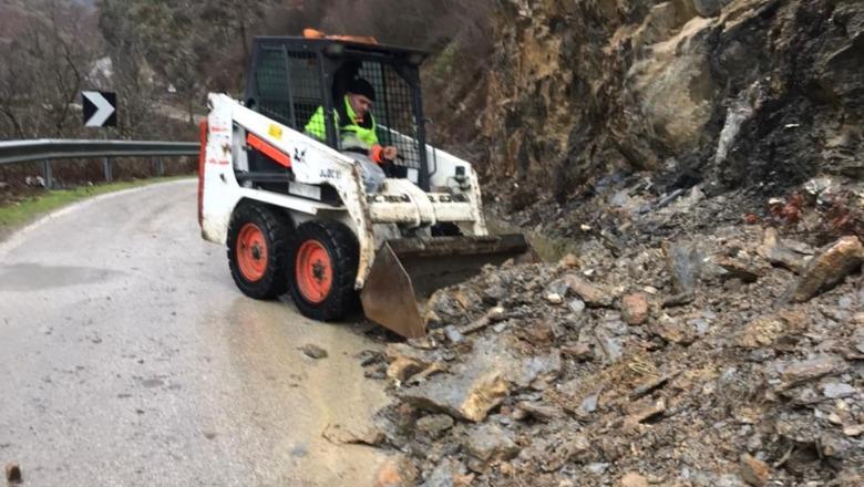 Qarku i Kukësit përfshihet nga reshje të dendura shiu dhe dëbore, raportohet për rënie inertesh dhe gurësh në aksin Dushaj–Lekbibaj