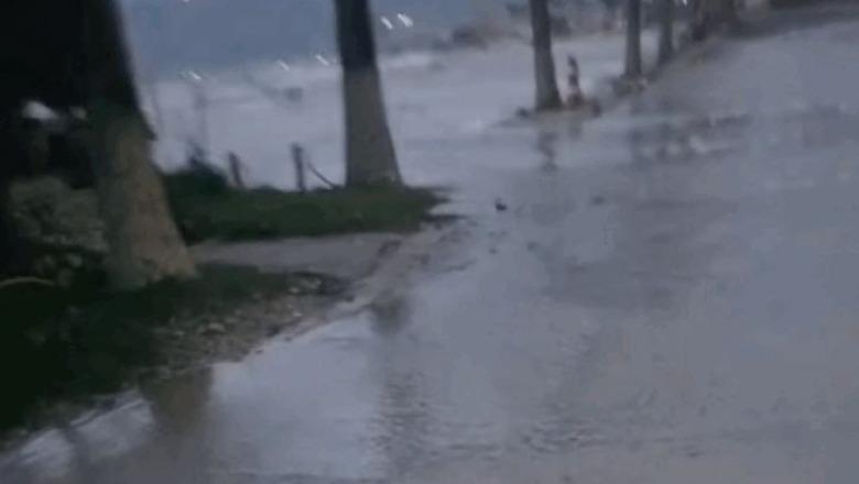 Fenomen i çuditshëm në Orikum, deti ngrihet mbi nivelin e zakonshëm dhe përmbyt disa banesa