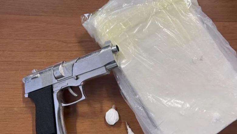 Shiste drogë, pranga shqiptarit në Itali! Gjatë kontrollit të policisë iu gjet 1 kg kokainë dhe pistoletë lodër