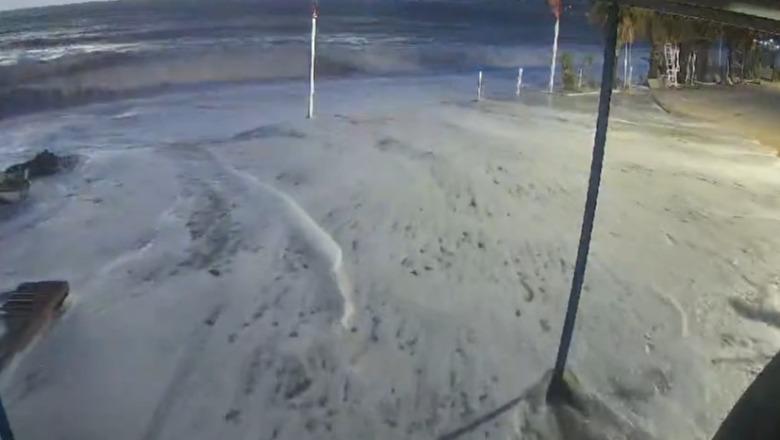 Borsh/ 'Turfullon' batica, dallgët arrijnë deri te hotelet