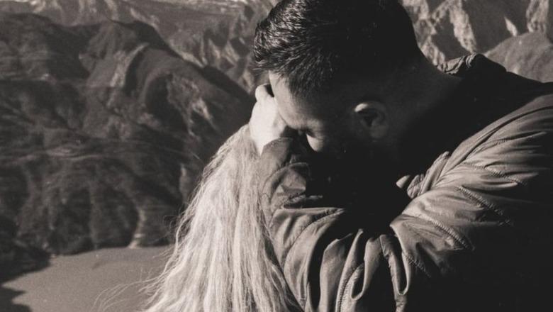 Përqafime dashurie, Bes Kallaku publikon foton me partneren e re