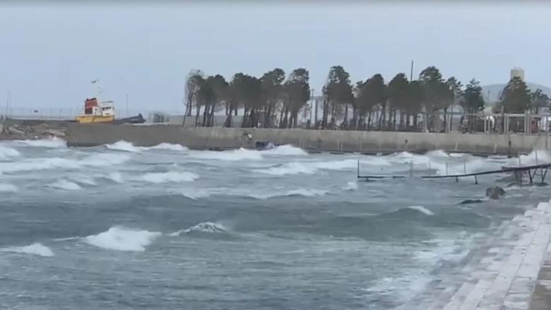 Përkeqësimi i motit/ Kapiteneria e Portit Vlorë ndalon lundrimin për anijet e vogla deri ditën e nesërme