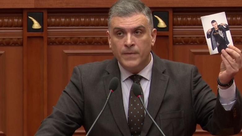 Tedi Blushi denoncon në Kuvend: Ish-Oficerit të Policisë i mbajtën të fshehtë 4 ditë vdekjen e djalit në QSUT, ende pas 1 viti s’i kanë nxjerrë kartelën e ndarjes nga jeta