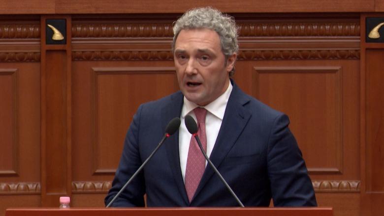 Bardh Spahia në Kuvend: Paratë e korrupsionit të Ballukut po mbajnë peng drejtësinë, janë karburanti që blen heshtjen