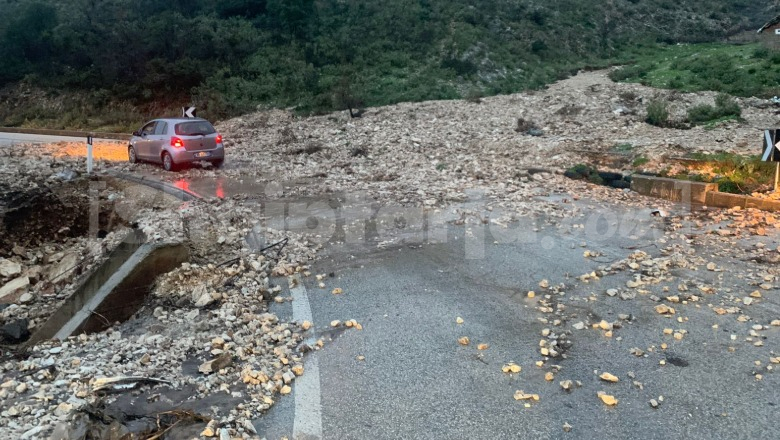 Moti i keq/ Bllokohet rruga në fshatin Shën Vasil të Himarës, shkak rrëshqitja e dherave