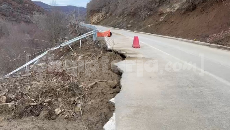 Rruga e re Maliq-Gramsh pëson sërish shembje, vetem 2 km larg vendit ku ra muri! Kushtoi 12 milionë euro dhe është ende në ‘garanci’ 