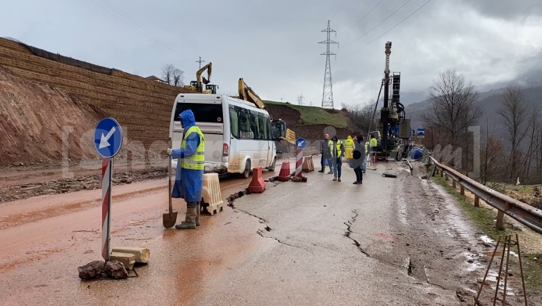 Shembja dhe çarja e rrugës në aksin Librazhd-Pogradec, qarkullimi i makinave vijon vetëm në një korsi, drejtuesit: Është një katastrofë