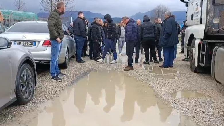 Banorët e Gramzës në protestë, bllokojnë aksin pranë Thumanë-Kashar: Rruga katastrofë, dje erdhën hodhën çakull sa për të na hedhur hi syve