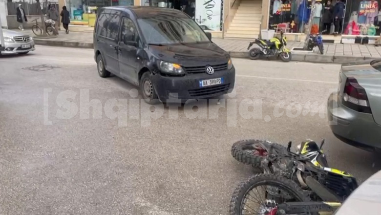 Makina përplaset me motorin pranë spitalit të Beratit, 2 të plagosur
