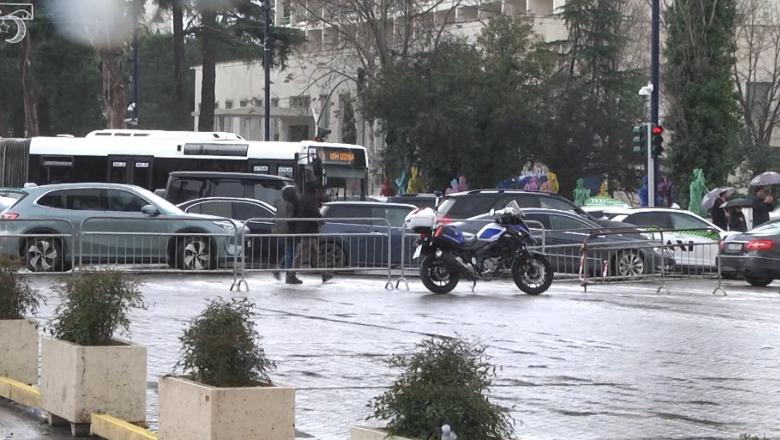 Në 18:00 protesta e Berishës/ Blindohet kryeministria, shtyllat e kamerave lyhen me graso! Vendosen gardhet metalike
