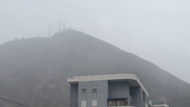 Moti i keq/ Probleme me energjinë elektrike në Lezhë, disa fshatra në errësirë prej mesnatës së kaluar, OSHEE në terren për riparimin e defekteve