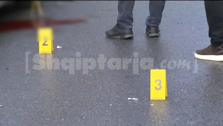 Pellg gjaku dhe kufje të rëna përtokë, foto nga rruga në Tiranë ku 31-vjeçari u vra me thikë 